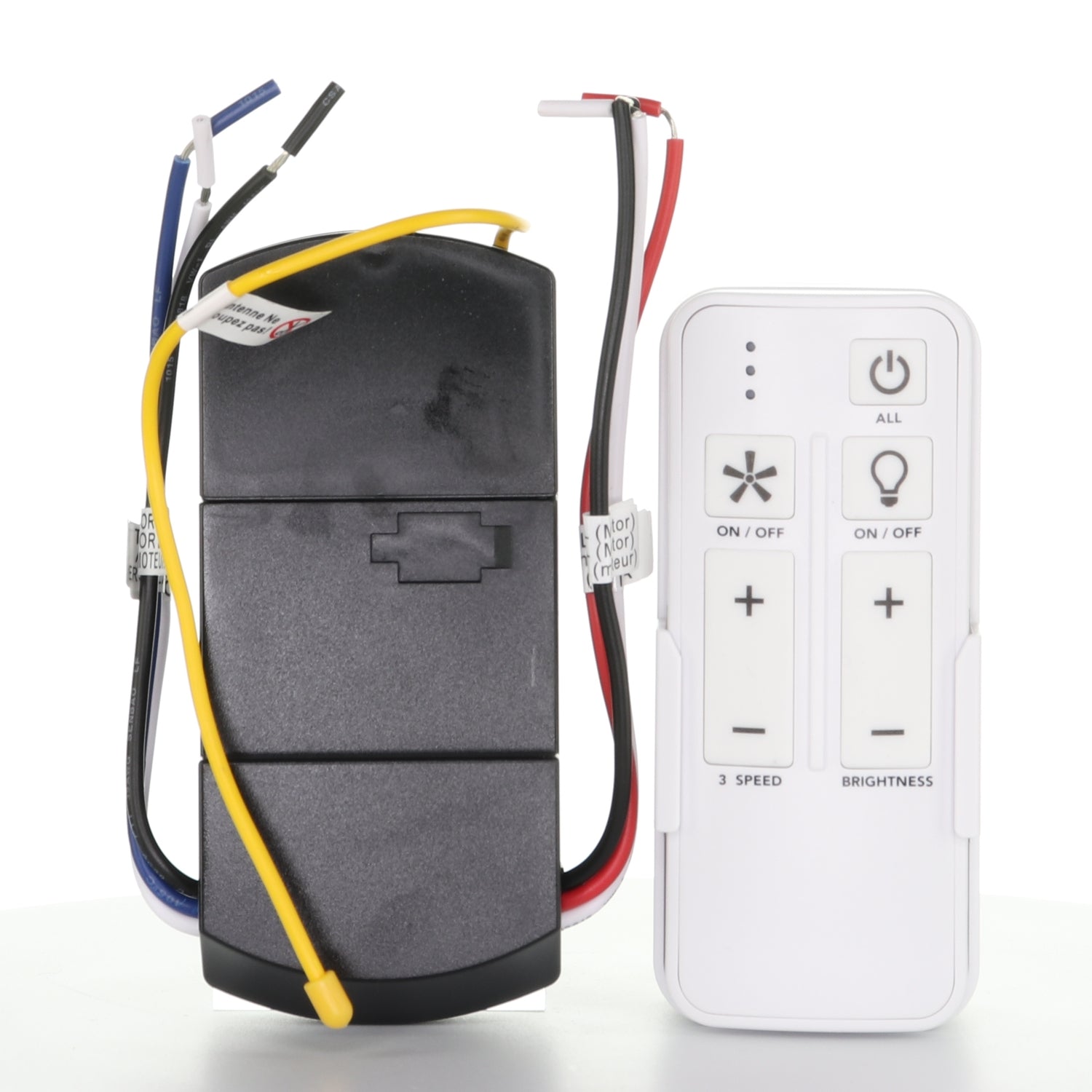 Ventilador de techo universal Hampton Bay blanco de 3 velocidades con clasificación de humedad y control remoto con regulador de intensidad